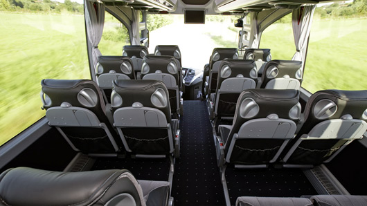 Bus Reisebus Innenansicht eines luxuriösen Mercedes-Benz Travego Konferenz Reisebus.