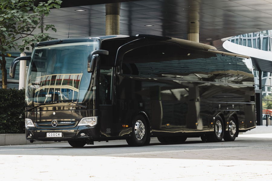 Bus Reisebus Ein sehr stylischer schwarzer Mercedes-Benz Travego VIP Luxus Reisebus.