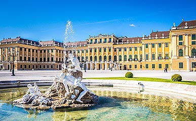 chauffeur service vienna wien Schönbrunn Palace with its fountain is very easy to reach with a chauffeur service.